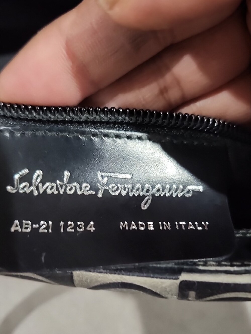 LOW START 😱 Salvatore Ferragamo Gancini Pattern Shoulder Bag with Black Wallet - Picture 9 of 15